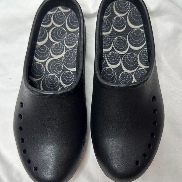 CROCS Black Tully Slip-On Clogs. Size 8. - Picture 2 of 7